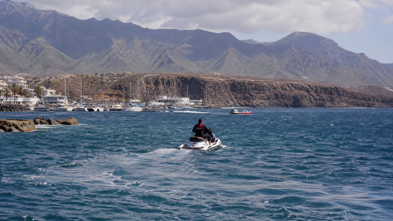 Moto de agua navegando frente a la costa de Tenerife