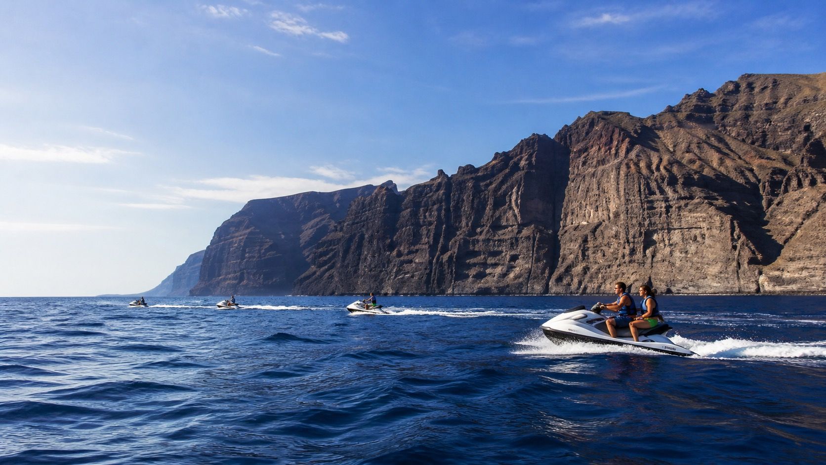 Moto de agua hacia Los Gigantes: cuándo tiene sentido y qué preguntar