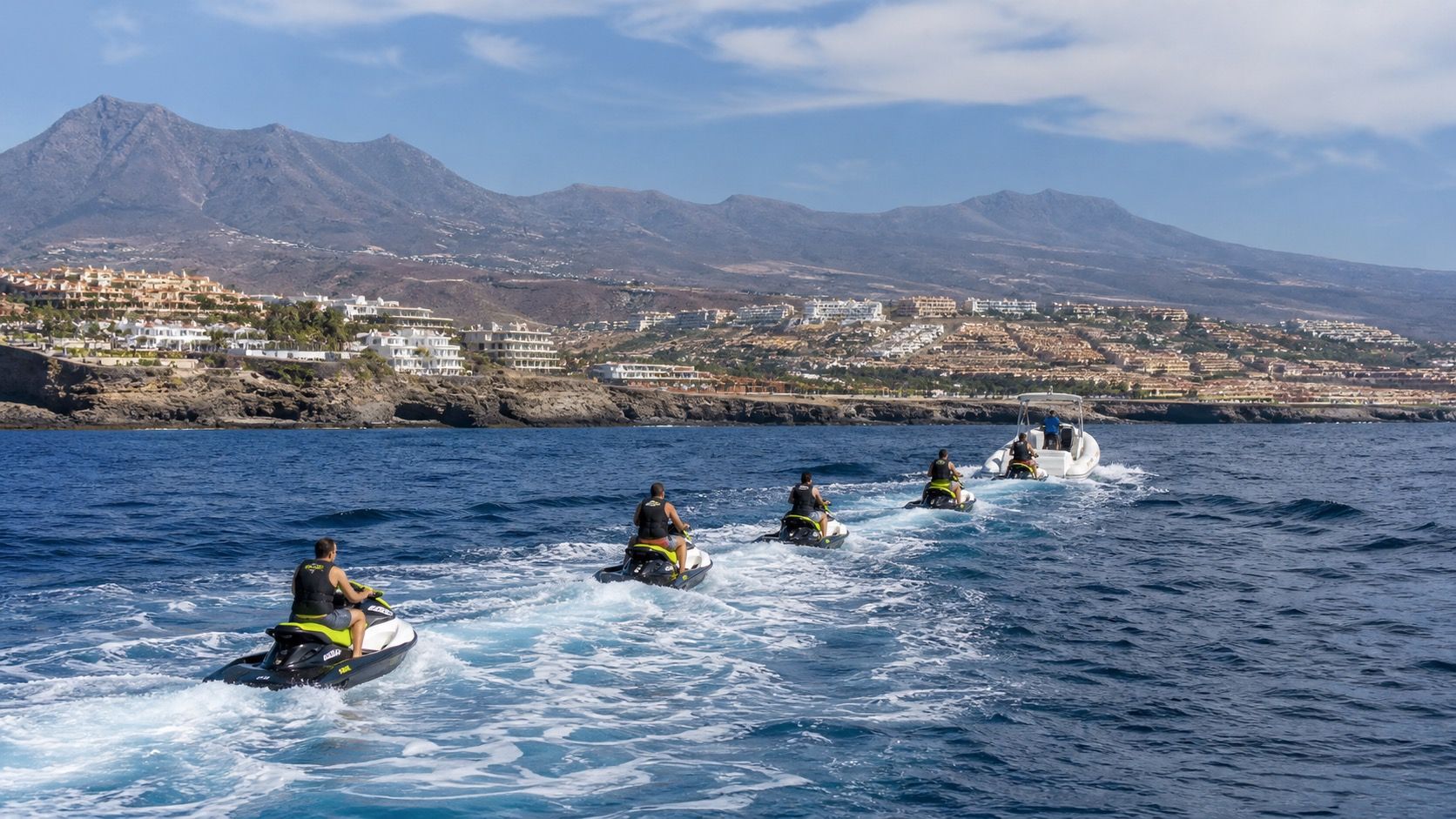 Grupo guiado de motos de agua en la costa de Tenerife